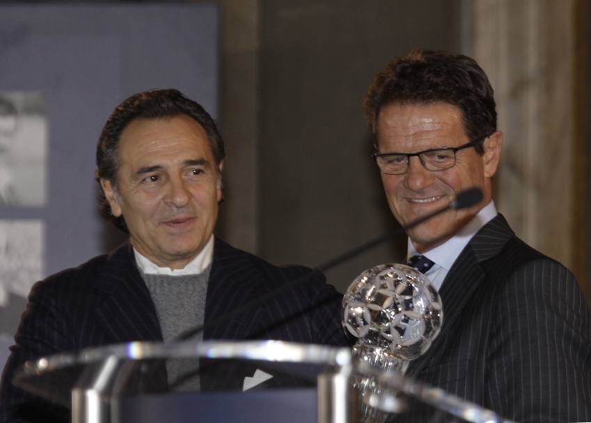 Cesare Prandelli premia Fabio Capello, c.t. della Russia. Ap
